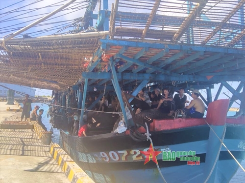 Bộ đội Trường Sa hỗ trợ ngư dân Quảng Ngãi bị bệnh khi đang khai thác hải sản
